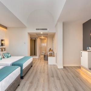 Deluxe Room (2 adults + 2 children)