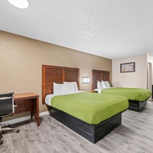 Quadruple Room with Two Queen Beds - Non Smoking/Exterior Hall