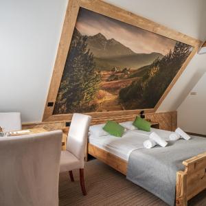 Deluxe Family Room with Mountain View