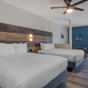 One-Bedroom Corner Suite with Two Queen Beds and Living Room - Non-Smoking