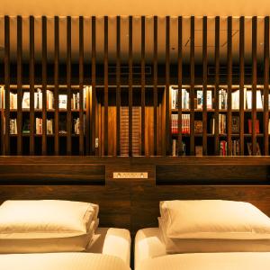 The Royal Book Room [No Smoking] Lounge Access Included
