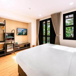 Family Room with Garden View