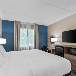 King Room with Roll-In Shower - Disability Access/Non Smoking/Interior Hall/Pet Friendly