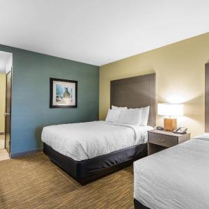 Deluxe Queen Room with Two Queen Beds and Bay View - Non-Smoking