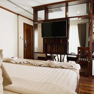 Junior Suite king Size Bed with Balcony