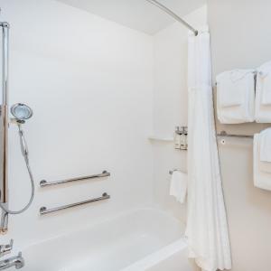 Queen Room with Two Queen Beds - Disability Access with Bath Tub