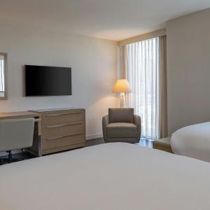 Queen Studio - Mobility Accessible with Roll-in Shower