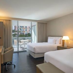 Studio with Two Queen Beds and Balcony - Hearing Accessible
