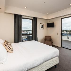 Deluxe Three-Bedroom Apartment