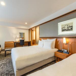 Premium Room with Queen and Single Beds - Lounge Access