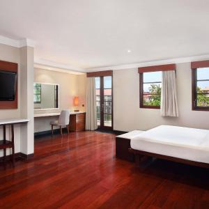 Four-Bedroom Apartment with Balcony 