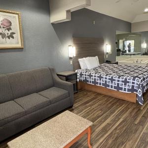 1 Suite King Bed Smoking Jacuzzi Tub