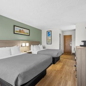 Quadruple Room with Two Queen Beds - Non Smoking