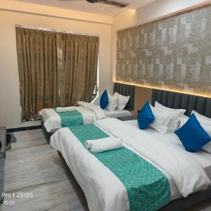Deluxe Triple Room Newly Renovated- - Free pick and drop to Shirdi Railway Station