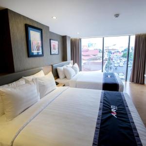 Avanti Family Room with Two Queen Beds with City View