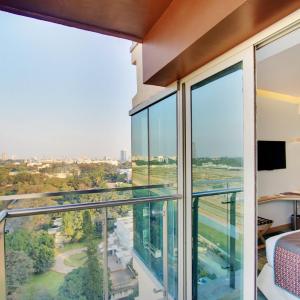 Standard Queen Room with Balcony and Turf View - Lounge Access