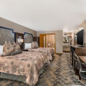 Queen Room with Two Queen Beds with Roll-In Shower - Mobility Access