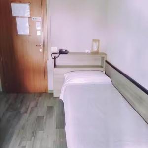Standard Single Room with Shared Bathroom