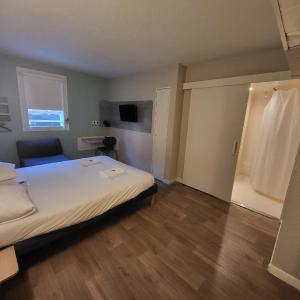 Reduced Mobility Room with Adapted Queen Bed