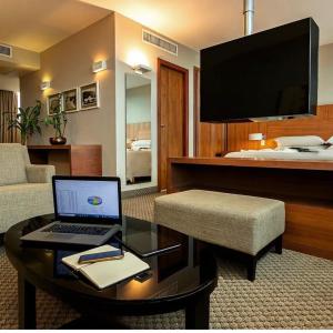 SUITE CLUB, Club level, 1 Bedroom Larger Suite, 1 Double Bed