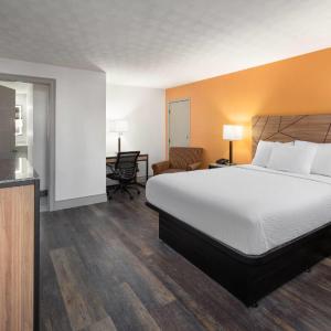 Two-Bedroom Suite with Two Queen Beds - Non-Smoking