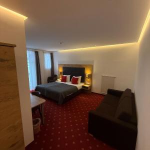 King Room with Roll-In Shower - Disability Access