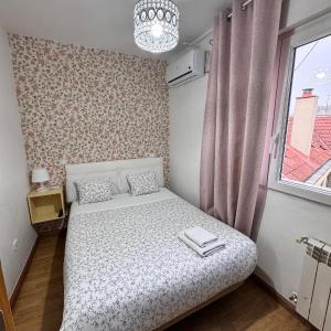 Small Double Room with Shared Bathroom