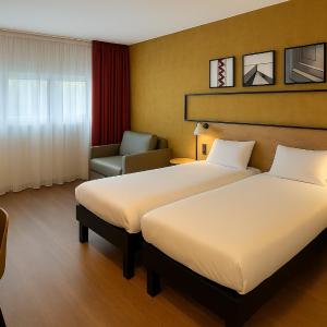 Classic Room with Two Single Beds and Sofa Bed 