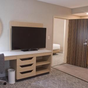 Suite with Two Queen Beds and Tub - Mobility Access/Non-Smoking