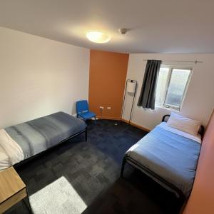 Twin Backpackers Hostel Room with Private Bathroom 