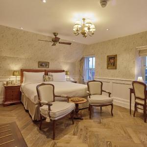 Pearl Room