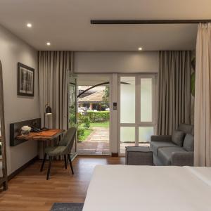 Grand King Room with Pool View and Balcony