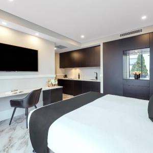 King Deluxe Standard with Walk-in Shower