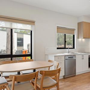 Deluxe 2 Bedroom Cabin - Sleeps 6