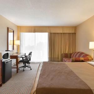 Deluxe Queen Room with City View - Non-Smoking