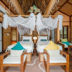 Floating Villa with Breakfast & Dinner