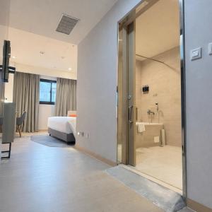 Queen Room - Accessible