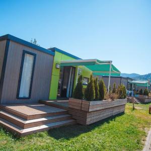 Mobile Home (8 Adults)