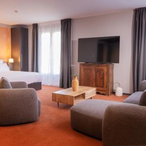 King Suite with Garden Access and Bath Tub - Non-Smoking