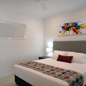 Deluxe One Bedroom Apartment with full Kitchen