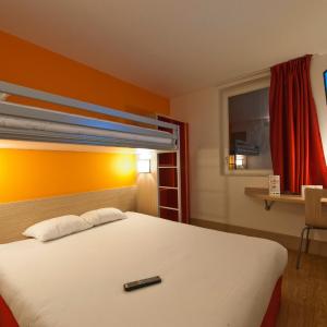 Triple Room with 1 Double Bed and 1 Single Bed