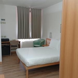 Budget Single Room with French Bed