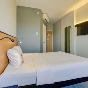 Standard Room with One Double Bed and One Single Bed
