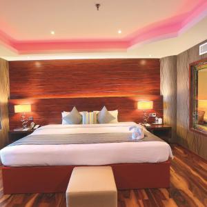 Presidential King Suite with Lake View - Non-Smoking
