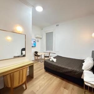 Deluxe Queen Room with Private Bathroom