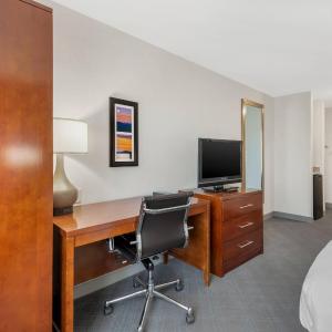King Room with Accessible Tub - Accessible/Non-Smoking