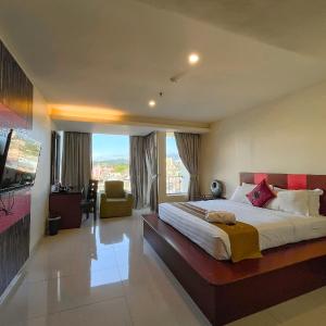 Deluxe Double Room with City View