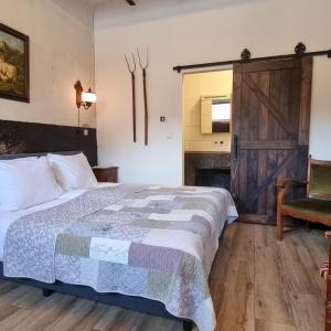 King Room with Courtyard View and Shower Only - Ground Floor/Non-Smoking