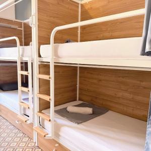 Bed in 6-Bed Mixed Dormitory Room with Shared Bathroom