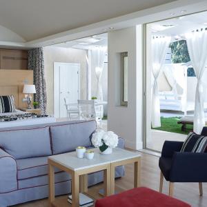 2 Bedroom Spa Suite Sea View with Private Heated pool and 2 Beach Cabanas